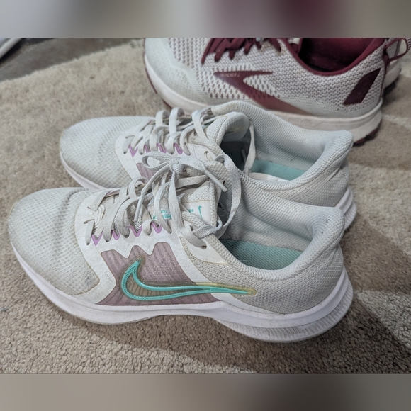 Nike Women's White and Lavender Athletic Shoes - Picture 1 of 2